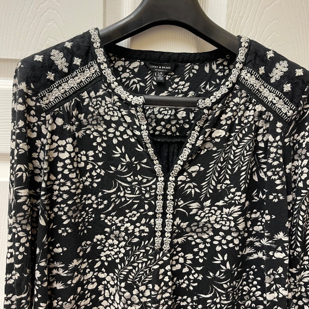 Lucky Brand Women's Sz L V-Neck Mixed Fabric‎ Embroidered Lace Black & White Top - Picture 2 of 16